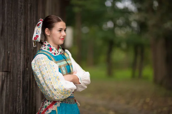 Ung Vacker Slogan Kvinna Traditionell Kostym Slovakiska Folklore — Stockfoto