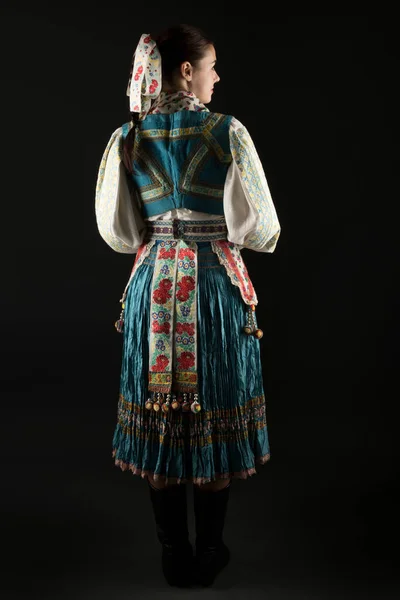 Ένα Νεαρό Όμορφο Κορίτσι Λαϊκό Φόρεμα Σλοβακική Λαϊκή Παράδοση — Φωτογραφία Αρχείου