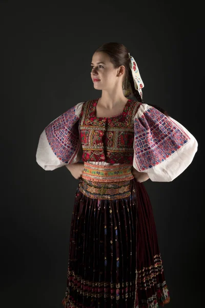 スロバキアの民族衣装を着た若い美しい少女 スロバキア民俗 — ストック写真