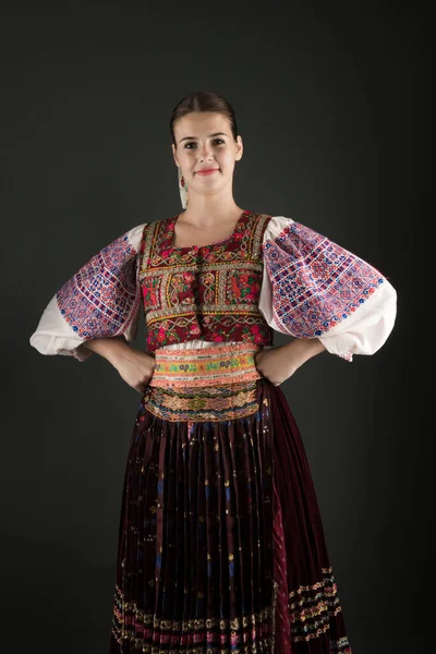 スロバキアの民族衣装を着た若い美しい少女 スロバキア民俗 — ストック写真
