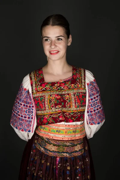 Młoda Piękna Dziewczyna Słowackim Stroju Ludowym Słowacki Folklor — Zdjęcie stockowe