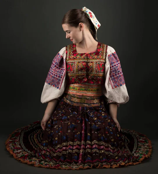 Mladá Krásná Dívka Slovenských Lidových Šatech Slovenský Folklór — Stock fotografie