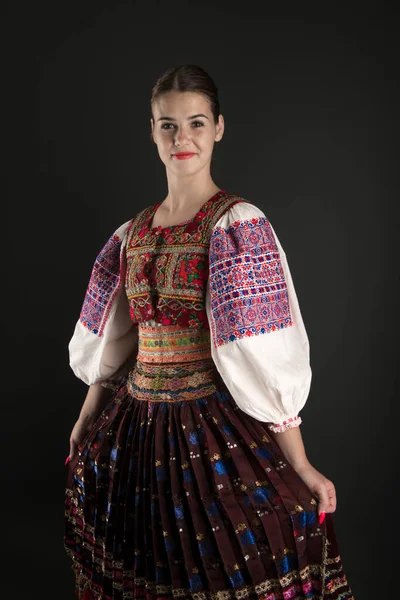 Fiatal Gyönyörű Lány Szlovák Népviseletben Szlovák Folklór — Stock Fotó