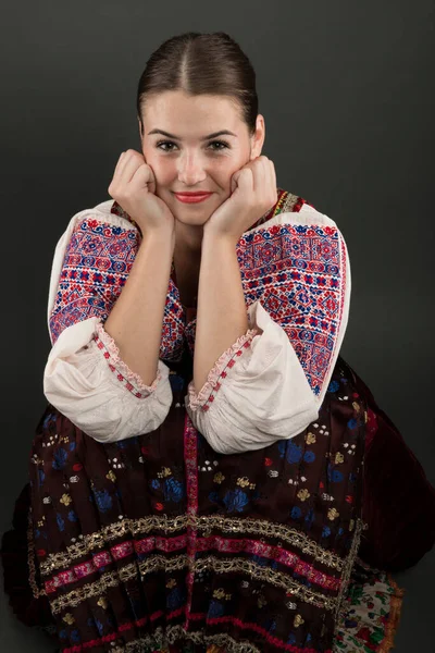 Mladá Krásná Dívka Slovenských Lidových Šatech Slovenský Folklór — Stock fotografie