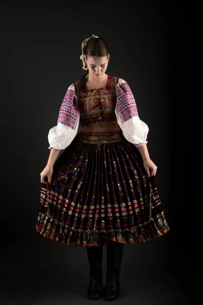 Fiatal Gyönyörű Lány Szlovák Népviseletben Szlovák Folklór — Stock Fotó