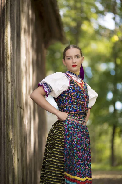 Ung Vacker Slogan Kvinna Traditionell Kostym Slovakiska Folklore — Stockfoto