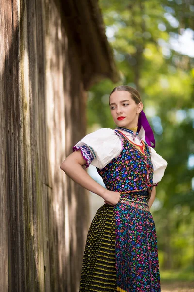 Jonge Mooie Slovak Vrouw Traditioneel Kostuum Slowaakse Folklore — Stockfoto