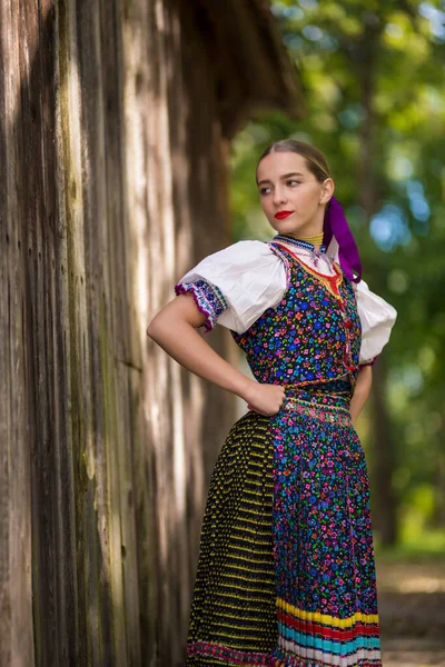 Ung Vacker Slogan Kvinna Traditionell Kostym Slovakiska Folklore — Stockfoto