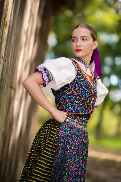 Fiatal Gyönyörű Szlovák Hagyományos Jelmezben Szlovák Folklór — Stock Fotó