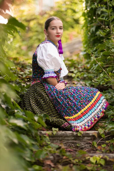 Ung Vacker Slogan Kvinna Traditionell Kostym Slovakiska Folklore — Stockfoto