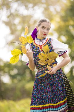 Geleneksel kostümlü, güzel, Slovak kadın. Slovakça folklor.