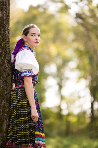 Joven Mujer Eslovaca Hermosa Traje Tradicional Folclore Eslovaco — Foto de Stock