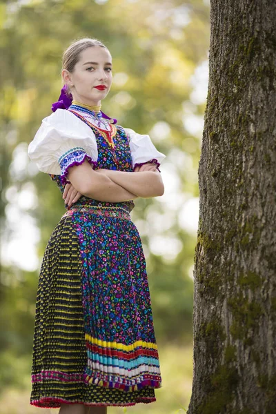 Geleneksel Kostümlü Güzel Slovak Kadın Slovakça Folklor — Stok fotoğraf