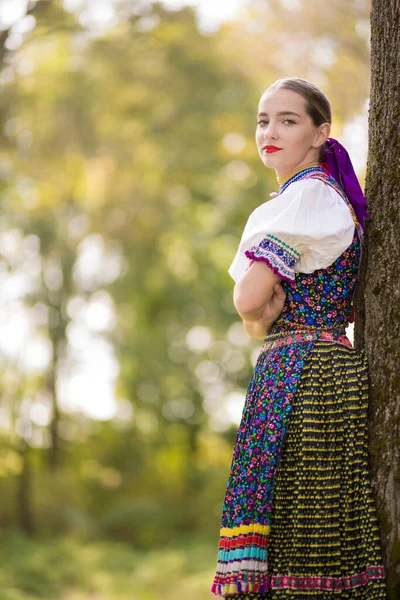 Fiatal Gyönyörű Szlovák Hagyományos Jelmezben Szlovák Folklór — Stock Fotó