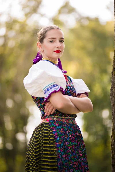 Mladá Krásná Slovenská Žena Tradičním Kostýmu Slovenský Folklór — Stock fotografie
