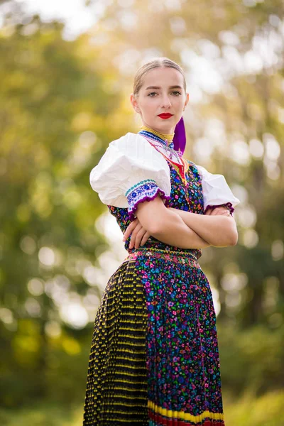 Junge Schöne Slowakin Traditioneller Tracht Slowakische Folklore — Stockfoto