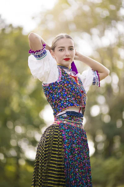 Fiatal Gyönyörű Szlovák Hagyományos Jelmezben Szlovák Folklór — Stock Fotó