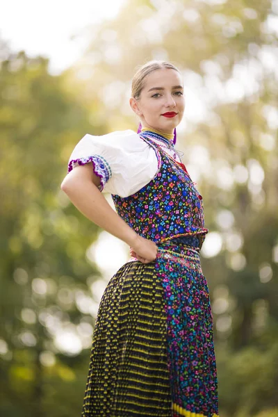 Joven Mujer Eslovaca Hermosa Traje Tradicional Folclore Eslovaco —  Fotos de Stock