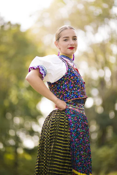 Fiatal Gyönyörű Szlovák Hagyományos Jelmezben Szlovák Folklór — Stock Fotó