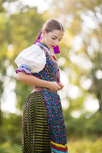 Ung Vacker Slogan Kvinna Traditionell Kostym Slovakiska Folklore — Stockfoto