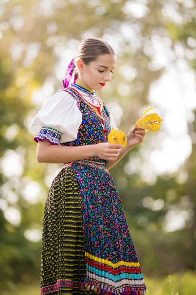 Młoda Piękna Słowianka Tradycyjnym Kostiumie Słowacki Folklor — Zdjęcie stockowe