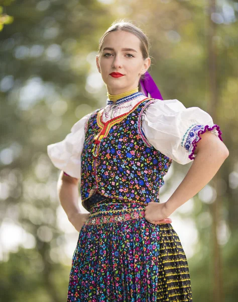 Fiatal Gyönyörű Szlovák Hagyományos Jelmezben Szlovák Folklór — Stock Fotó