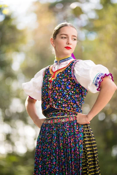 Fiatal Gyönyörű Szlovák Hagyományos Jelmezben Szlovák Folklór — Stock Fotó