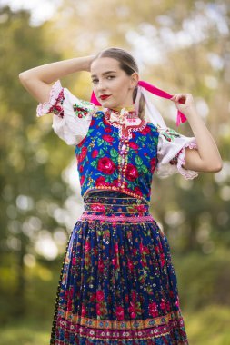 Geleneksel kostümlü, güzel, Slovak kadın. Slovakça folklor.