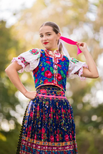 Jovem Mulher Eslovaca Bonita Traje Tradicional Folclore Eslovaco — Fotografia de Stock