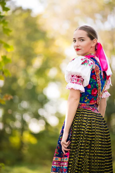 Młoda Piękna Słowianka Tradycyjnym Kostiumie Słowacki Folklor — Zdjęcie stockowe