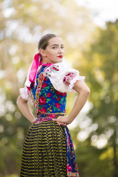 Ung Vacker Slogan Kvinna Traditionell Kostym Slovakiska Folklore — Stockfoto