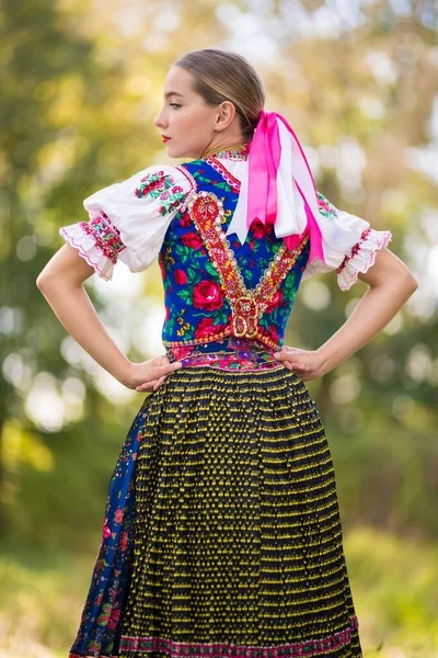 Ung Vacker Slogan Kvinna Traditionell Kostym Slovakiska Folklore — Stockfoto