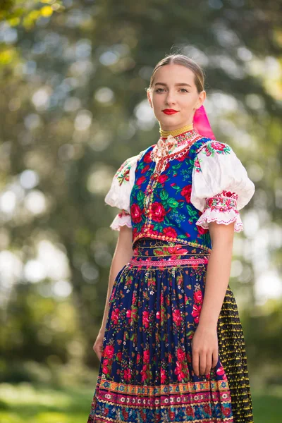 Ung Vacker Slogan Kvinna Traditionell Kostym Slovakiska Folklore — Stockfoto