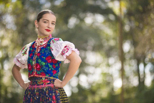 Jovem Mulher Eslovaca Bonita Traje Tradicional Folclore Eslovaco — Fotografia de Stock