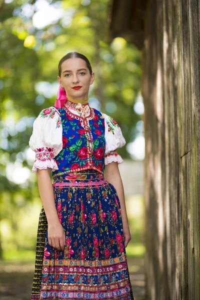 Ung Vacker Slogan Kvinna Traditionell Kostym Slovakiska Folklore — Stockfoto