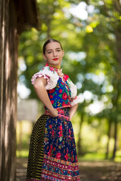 Ung Vacker Slogan Kvinna Traditionell Kostym Slovakiska Folklore — Stockfoto