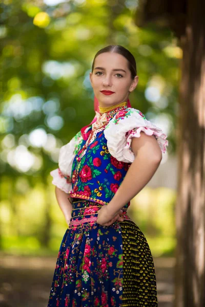 Ung Vacker Slogan Kvinna Traditionell Kostym Slovakiska Folklore — Stockfoto