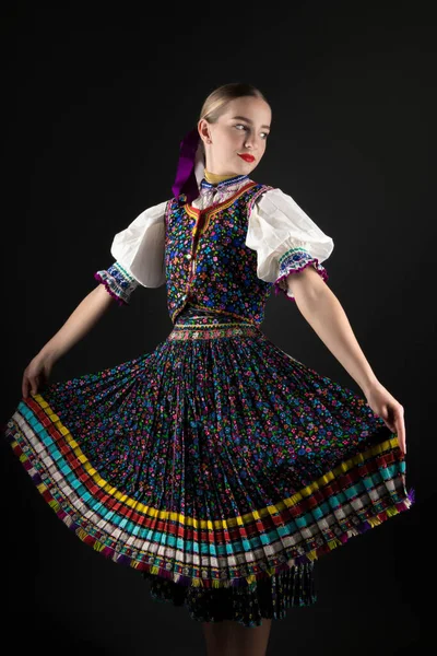 Ung Vacker Slogan Kvinna Traditionell Kostym Slovakiska Folklore — Stockfoto