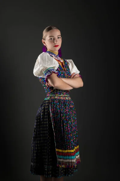 Ung Vacker Slogan Kvinna Traditionell Kostym Slovakiska Folklore — Stockfoto