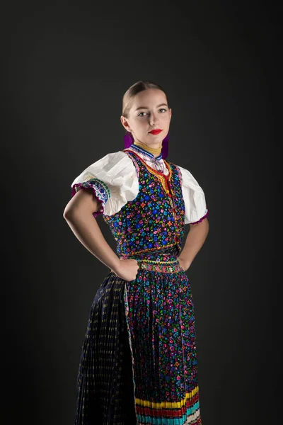 Mladá Krásná Slovenská Žena Tradičním Kostýmu Slovenský Folklór — Stock fotografie