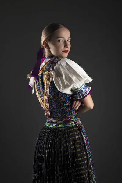 Ung Vacker Slogan Kvinna Traditionell Kostym Slovakiska Folklore — Stockfoto