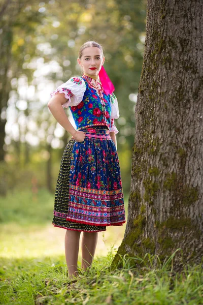 Ung Vacker Slogan Kvinna Traditionell Kostym Slovakiska Folklore — Stockfoto