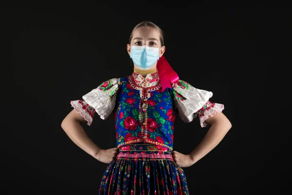 Hermosa Mujer Eslovaca Con Máscara Respiratoria Tiempo Covid19 — Foto de Stock