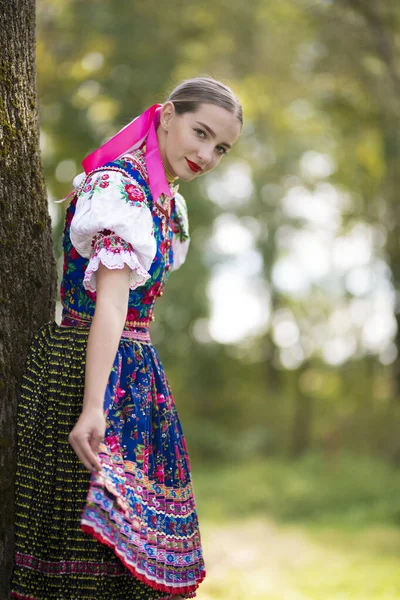 Νεαρή Όμορφη Γυναίκα Παραδοσιακή Στολή Σλοβακική Λαϊκή Παράδοση — Φωτογραφία Αρχείου