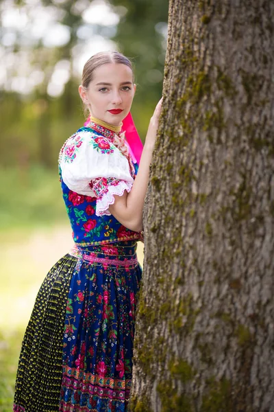 Fiatal Gyönyörű Szlovák Hagyományos Jelmezben Szlovák Folklór — Stock Fotó