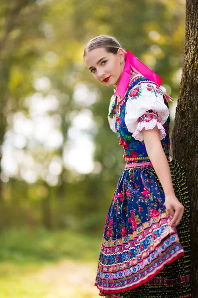 Młoda Piękna Słowianka Tradycyjnym Kostiumie Słowacki Folklor — Zdjęcie stockowe