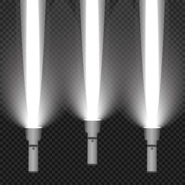 El feneri ve şeffaf bir arka plan üzerine karanlıkta ışık ışını. Parlak bir projeksiyon ile modern led lamba.