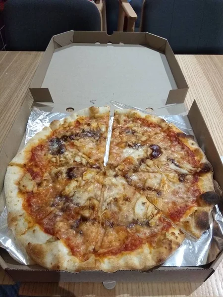 Pizza Caixa Papelão Sobre Fundo Madeira Espaço Para Sms Vista — Fotografia de Stock