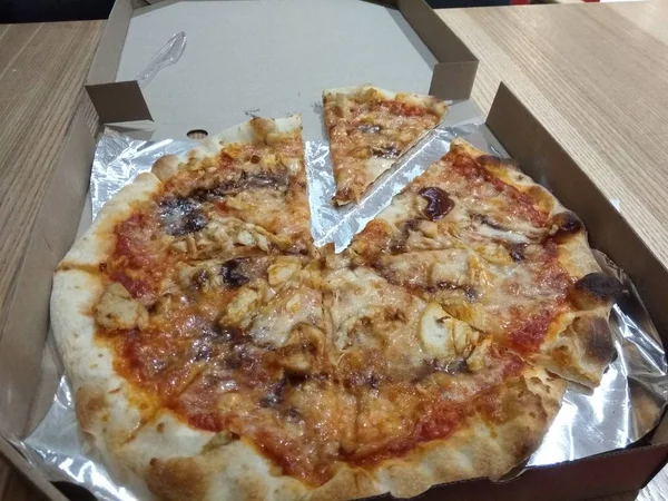 Pizza Pudełku Kartonowym Drewnianym Tle Miejsce Tekst Widok Góry Dostawa — Zdjęcie stockowe