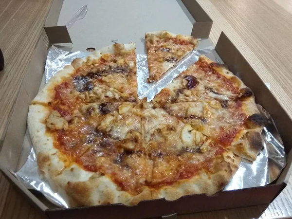 木制背景的纸箱中的披萨 文本的空间 从上面查看 比萨送货 披萨菜单 — 图库照片